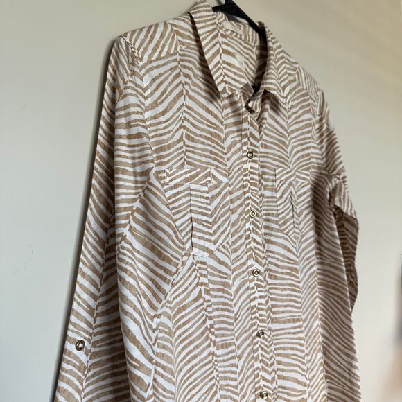 Chico’s Womens Top Size 1 Medium Button Up Animal Print Office Old Money Mature - Picture 3 of 6